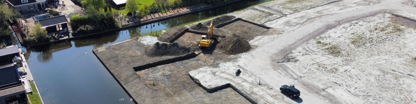 Luchtfoto van grondwerk en beschoeiing langs een watergang