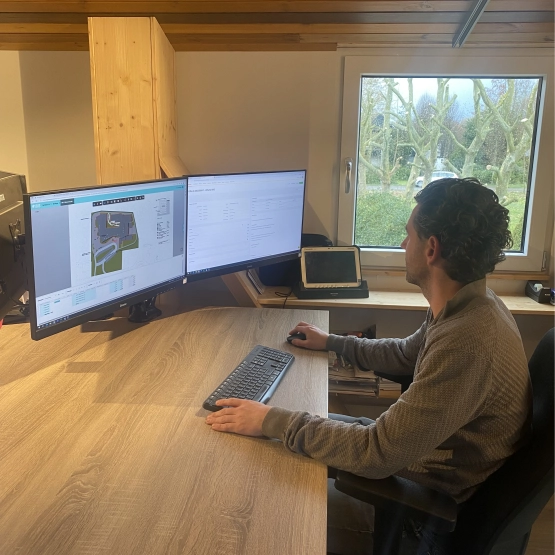 Medewerker werkt aan een infrastructuurontwerp op kantoor