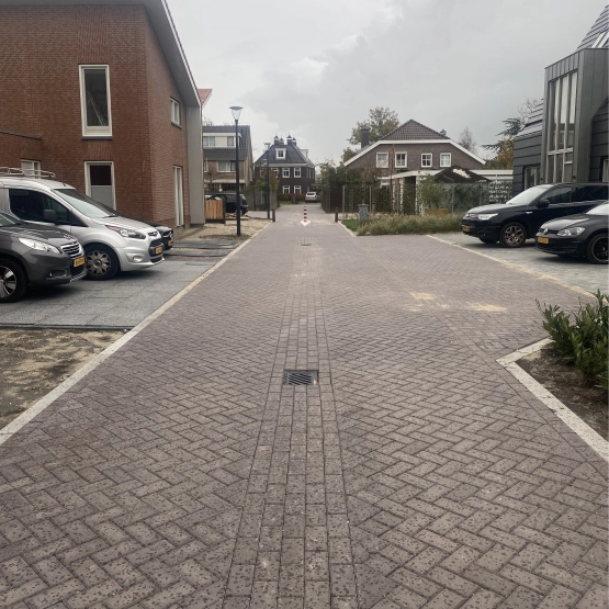Klinkerbestrating in een woonstraat