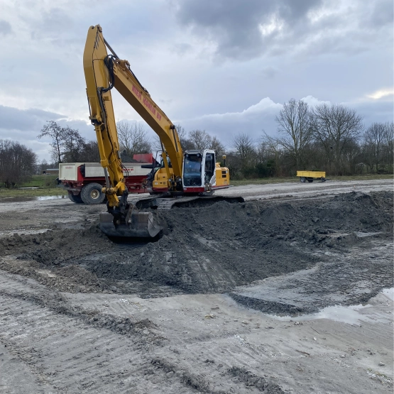Graafmachine op een bouwterrein met zand en grond